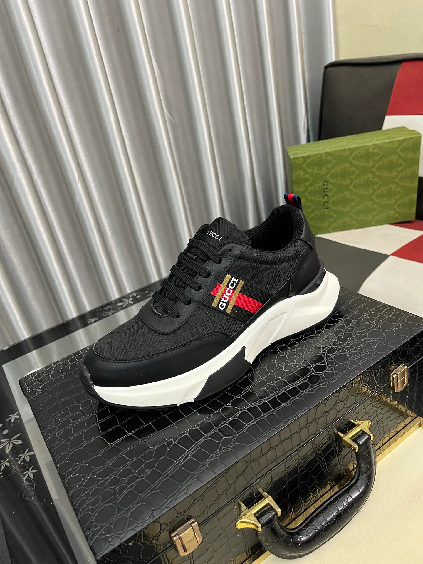 Men's Men's Shoes 💰458 ⌚️⌚️[GUCCI] Gucci men's casual shoes are absolutely popular 🔥The ultimate matching item for trendy men! The charm of super texture is irresistible, the main recommendation, the flower leather color is bright! The upper is made of high-quality brand printed fabric with cowhide, breathable leather lining and wear-resistant rubber sole, noble and elegant! Extremely comfortable🎁🎁You can be as handsome as you want💪 38-445⃣️colors available
